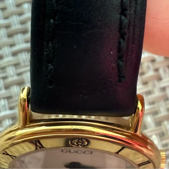 Gucci Vintage 1995 Gold and Black Leather Watch - Picture 7 of 13